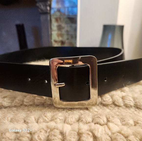 MICHEAL KORS NWT sz S black leather belt, with silver buckle - Picture 2 of 8